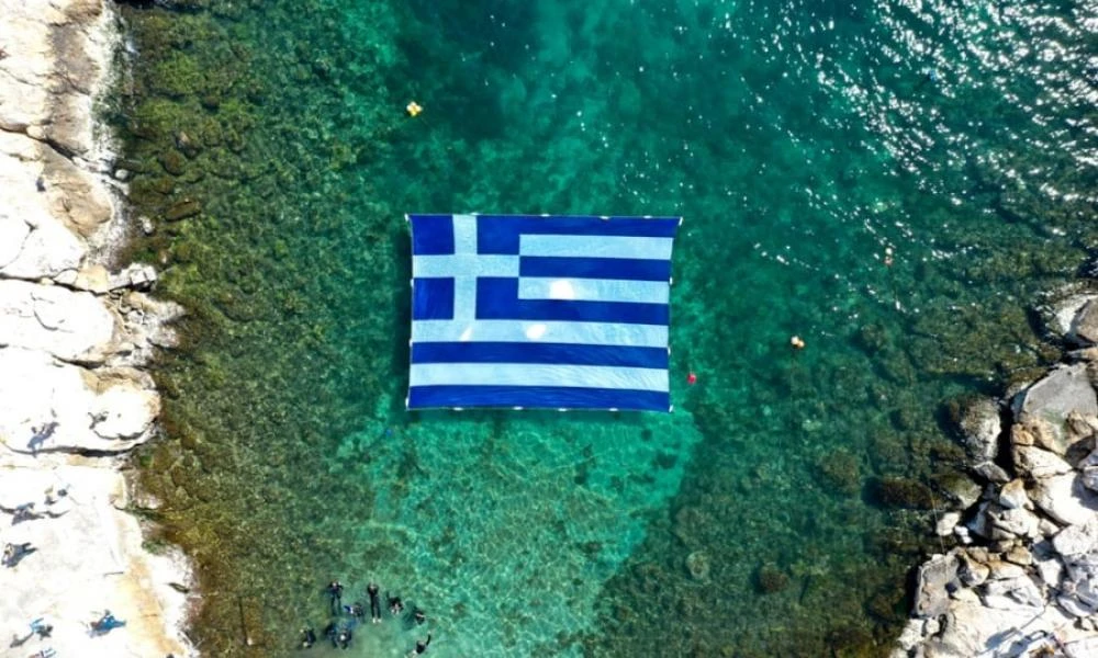 Τεράστιες ελληνικές σημαίες σε Πειραιά, Κερατσίνι, Νέα Κίο Αργολίδας για την 25η Μαρτίου